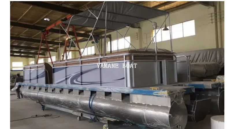 قارب عائم الألمنيوم