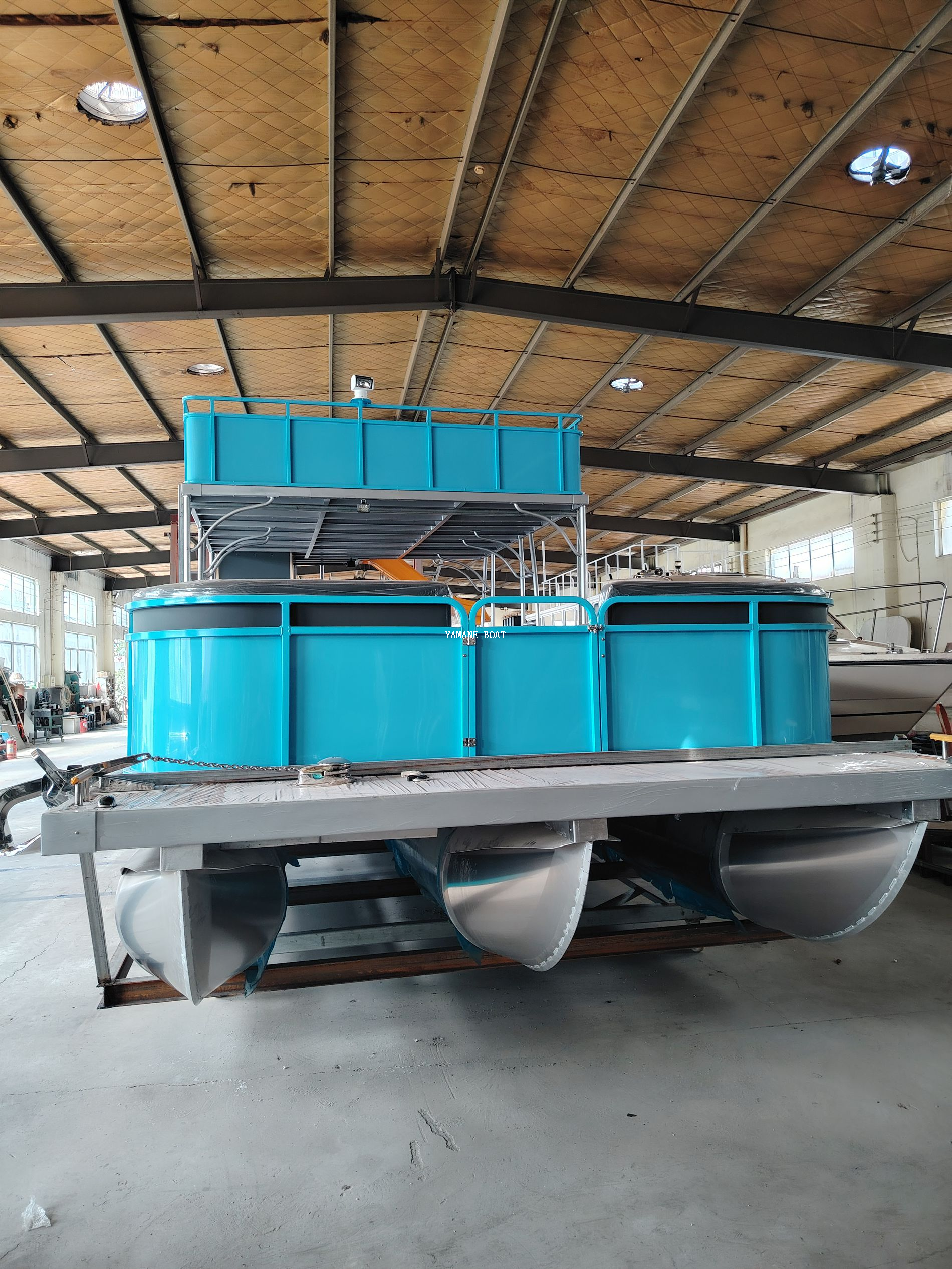 قارب عائم من الألومنيوم بطابقين بطول 37 قدمًا مع مقاعد أريكة 