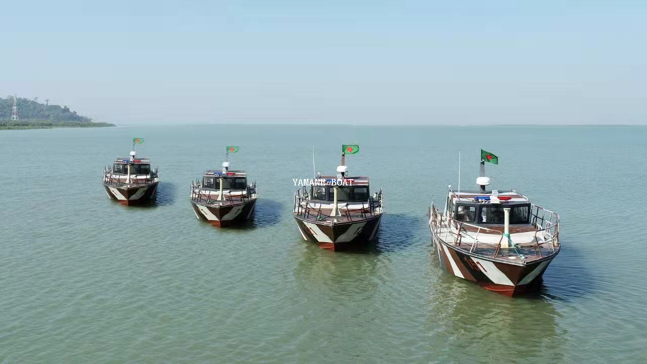 قارب طيار من الألومنيوم بطول 11.5 متر 