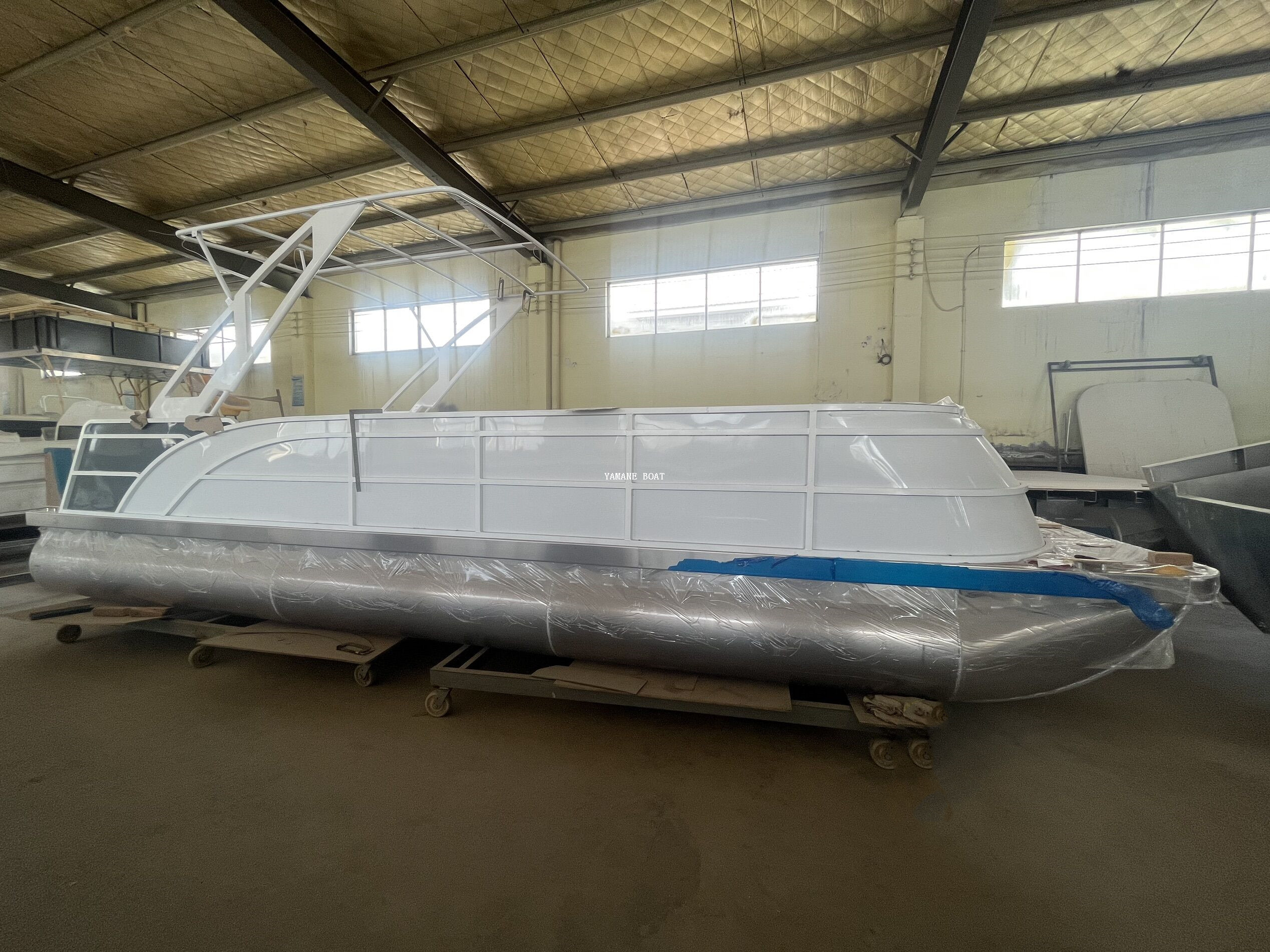 بارجة عائمة من الألومنيوم بطول 19 قدمًا