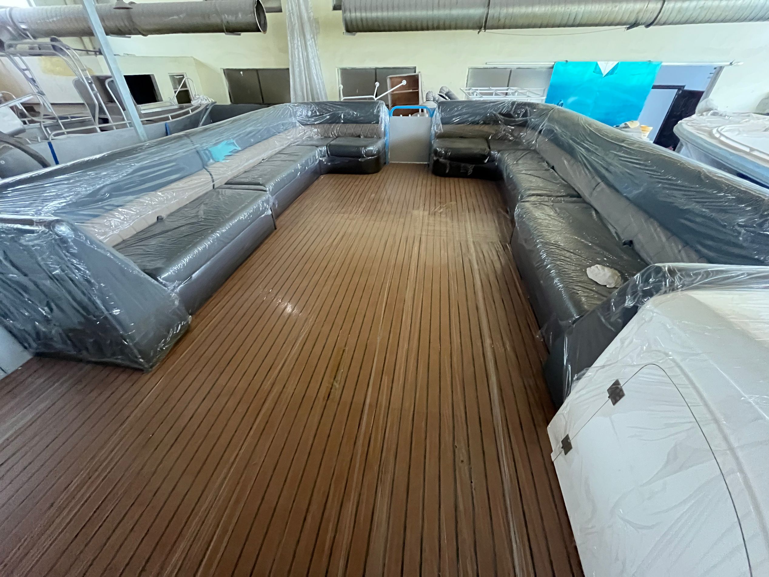 طوافات الألمنيوم وقوارب المنازل والعمل