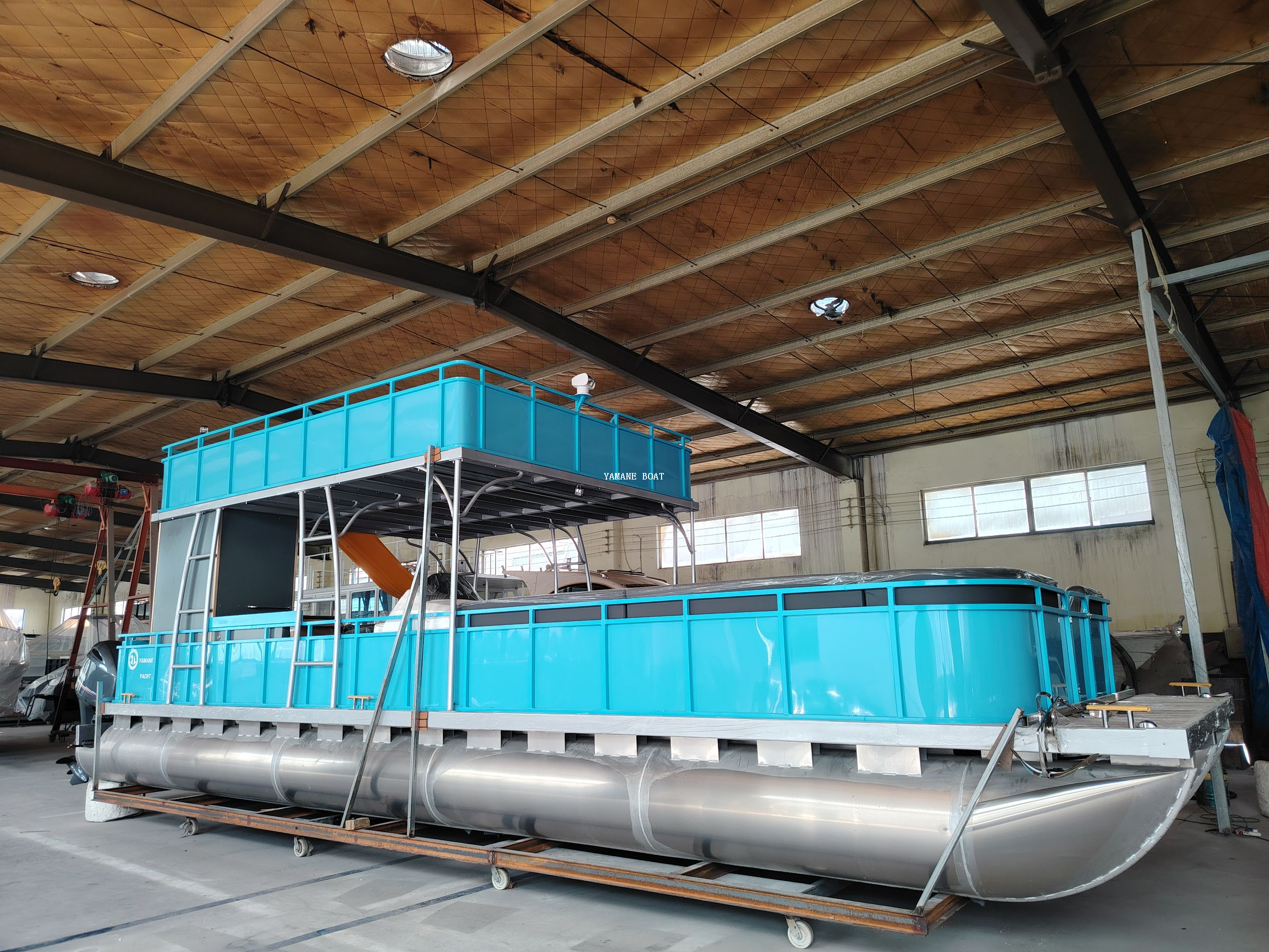 قارب عائم من الألومنيوم بطابقين بطول 37 قدمًا مع مقاعد أريكة 