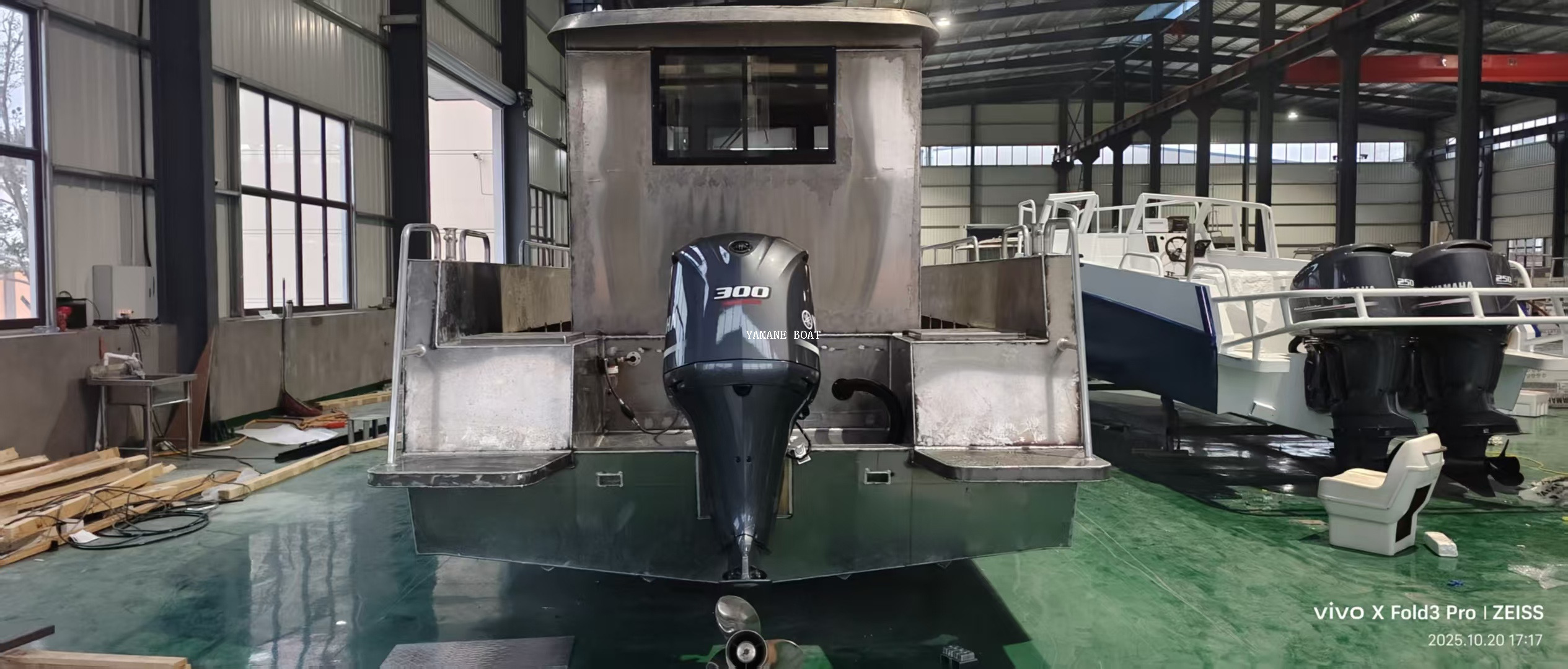 سفينة إنزال متوسطة الحجم مصنوعة من الألومنيوم البحري