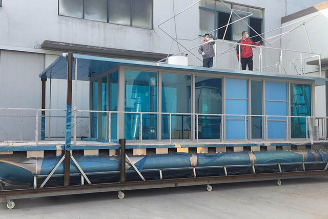 منزل قارب عائم