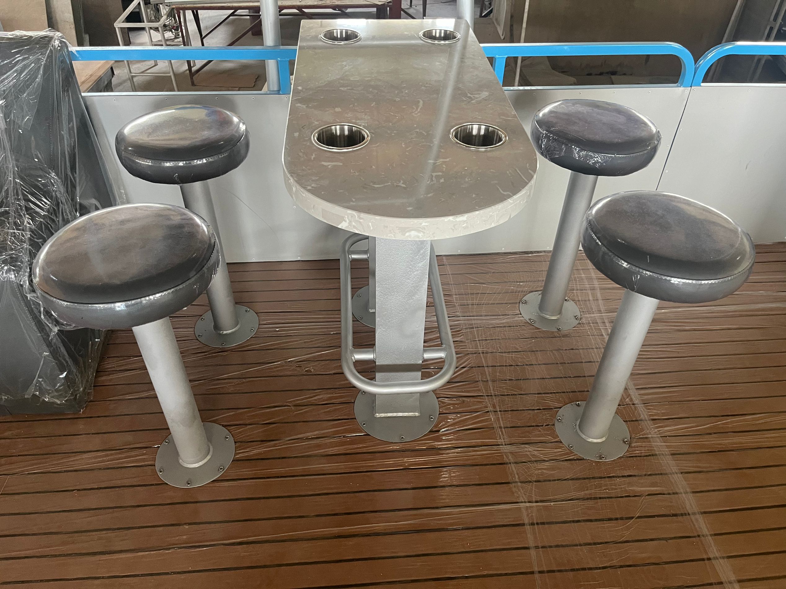 طوافات الألمنيوم وقوارب المنازل والعمل