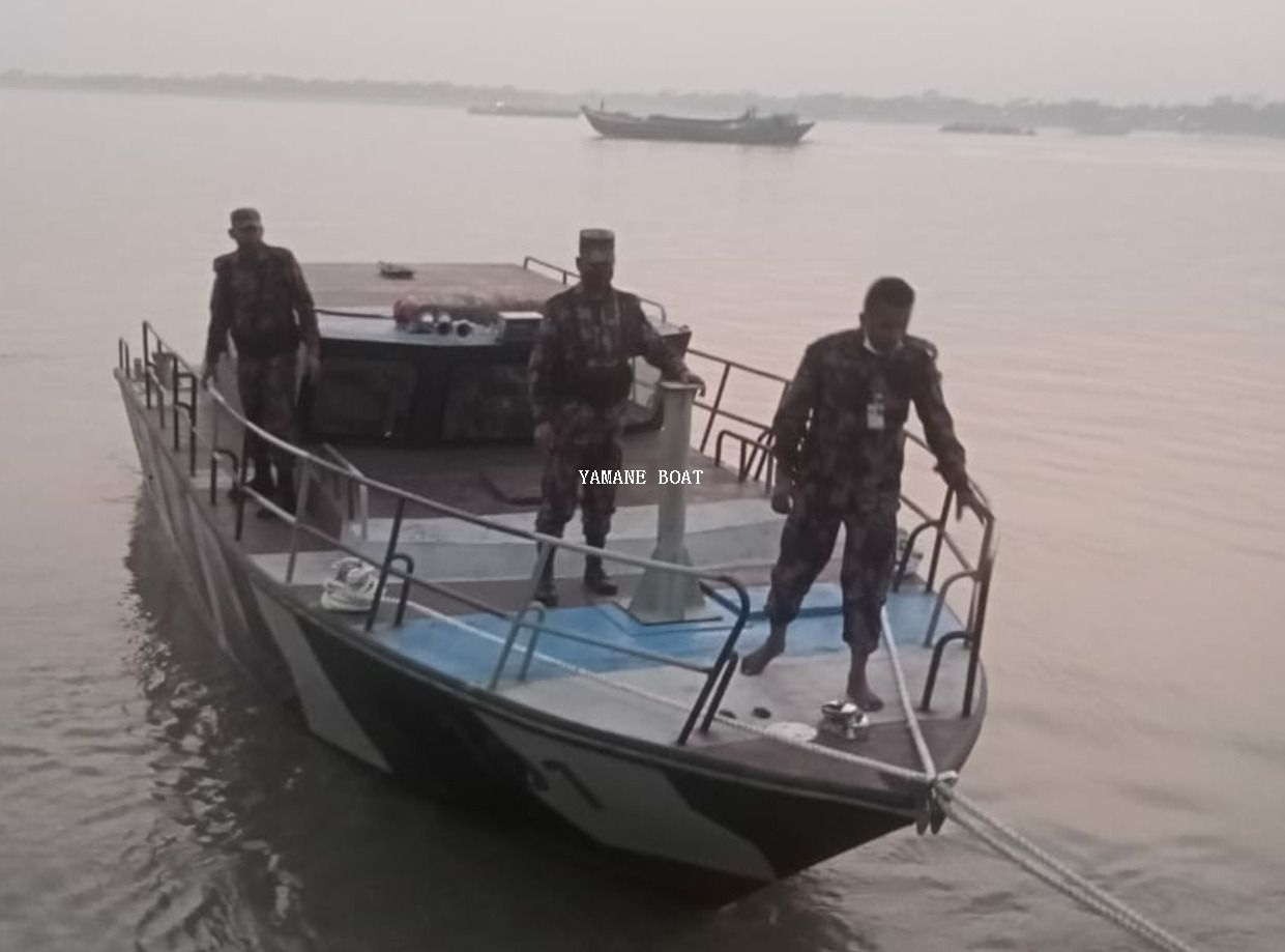 قارب طيار من الألومنيوم بطول 11.5 متر 