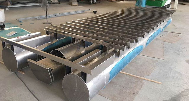 3-بناء قوي لقارب عائم