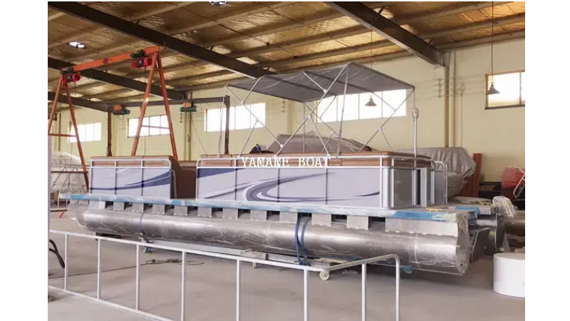 قارب عائم الألمنيوم