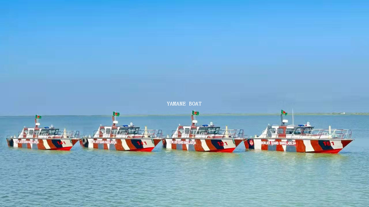 قارب طيار من الألومنيوم بطول 11.5 متر 