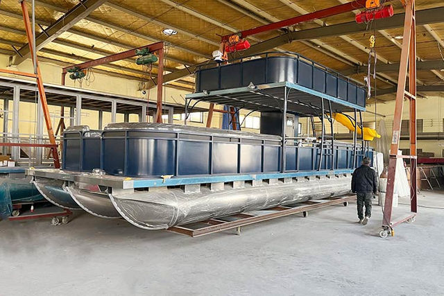 ألومنيوم-عائم-قارب-مع-السطح الثاني-والانزلاق-من أجل-المتعة-والترفيه-المياه-المرافق-2