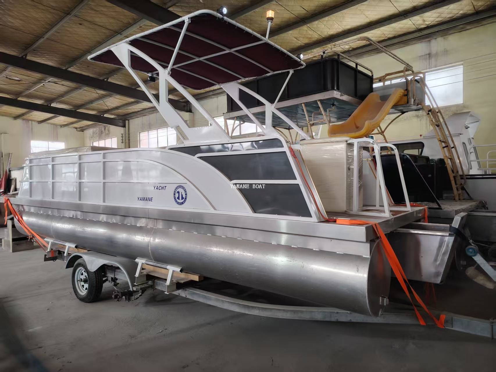 بارجة عائمة من الألومنيوم بطول 19 قدمًا