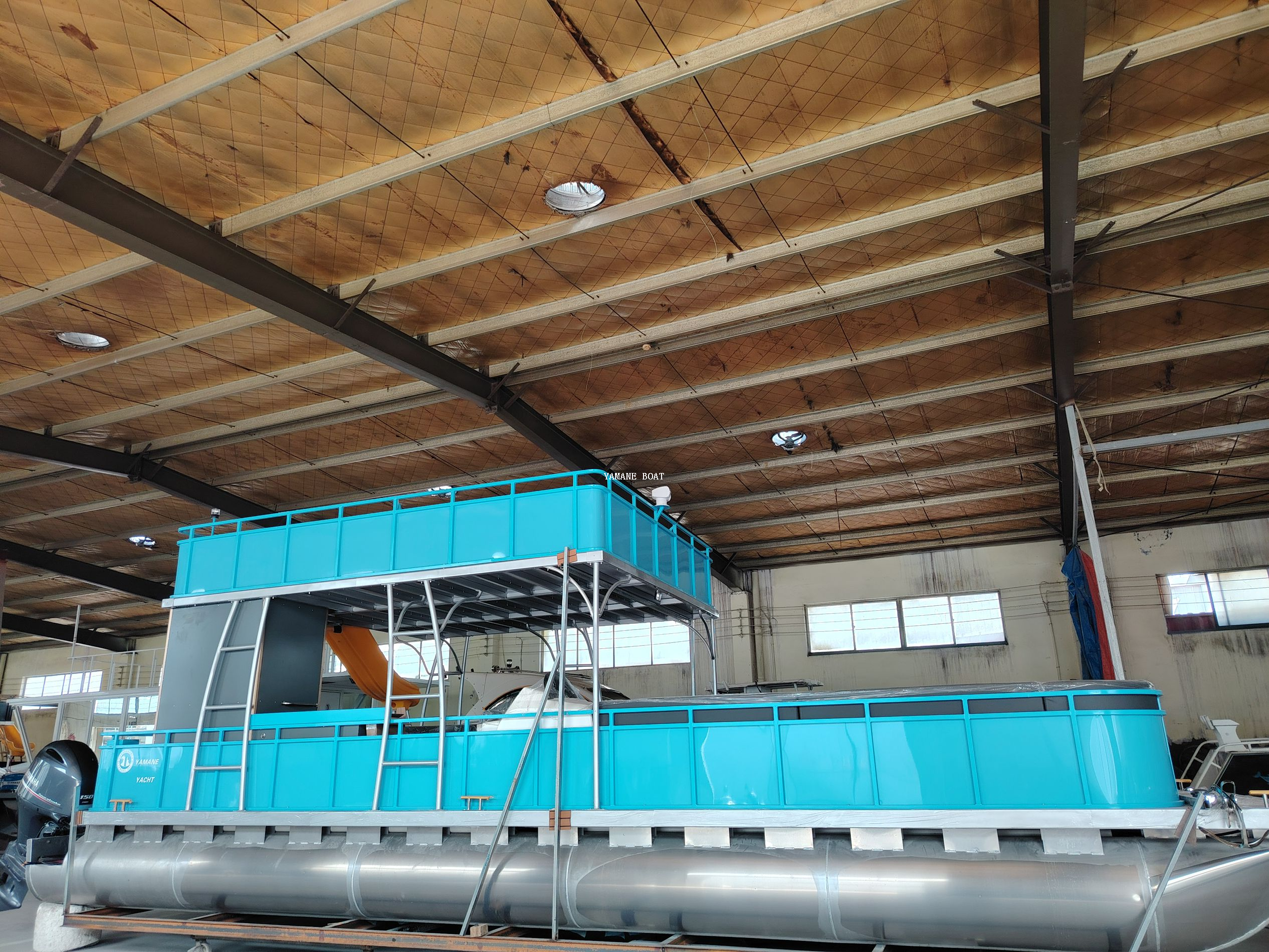 قارب عائم من الألومنيوم بطابقين بطول 37 قدمًا مع مقاعد أريكة 