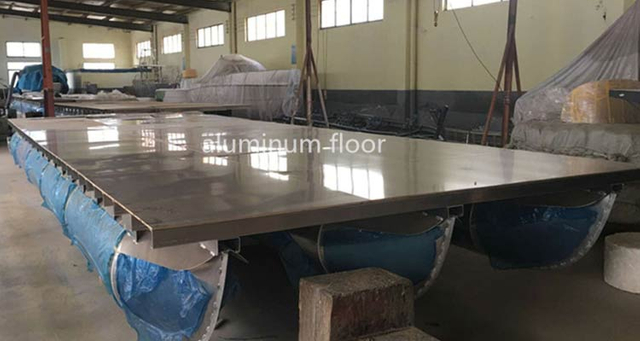 4-استخدام-المنيوم-بحري-لقارب عائم