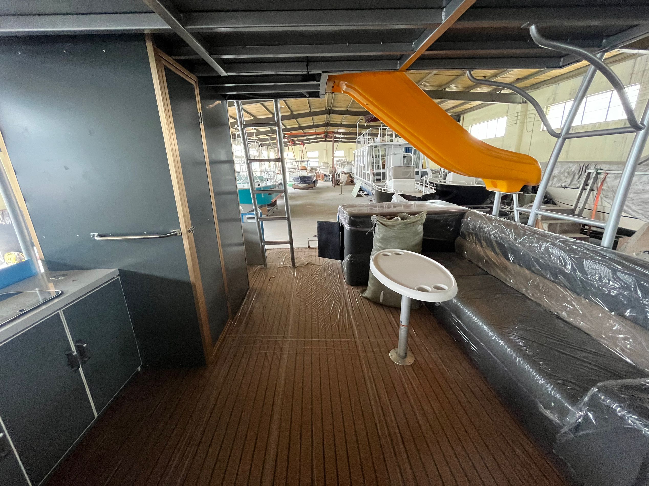 طوافات الألمنيوم وقوارب المنازل والعمل