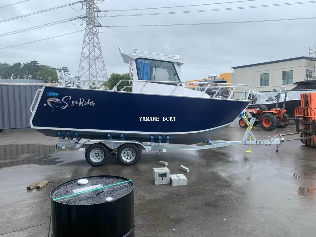 قارب صيد ترفيهي بمقصورة كاملة من الألومنيوم بطول 7 متر و23 قدم