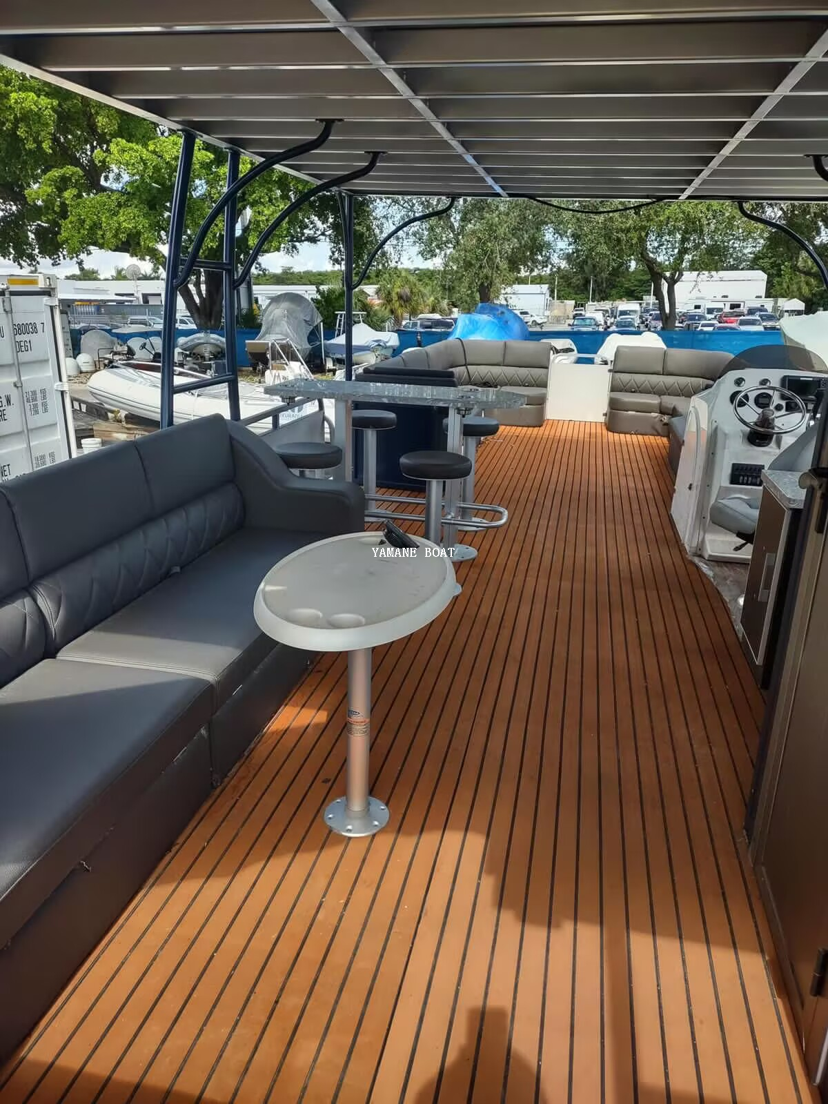 قارب عائم من الألومنيوم بطابقين بطول 37 قدمًا مع مقاعد أريكة 