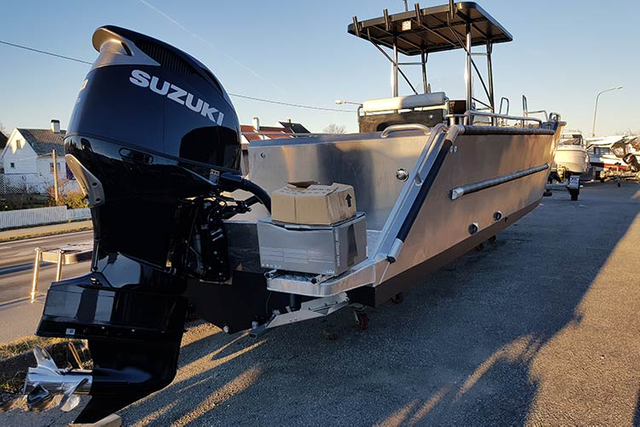 قارب ألومنيوم