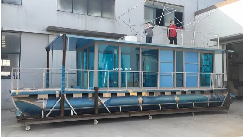 قارب عائم الألمنيوم