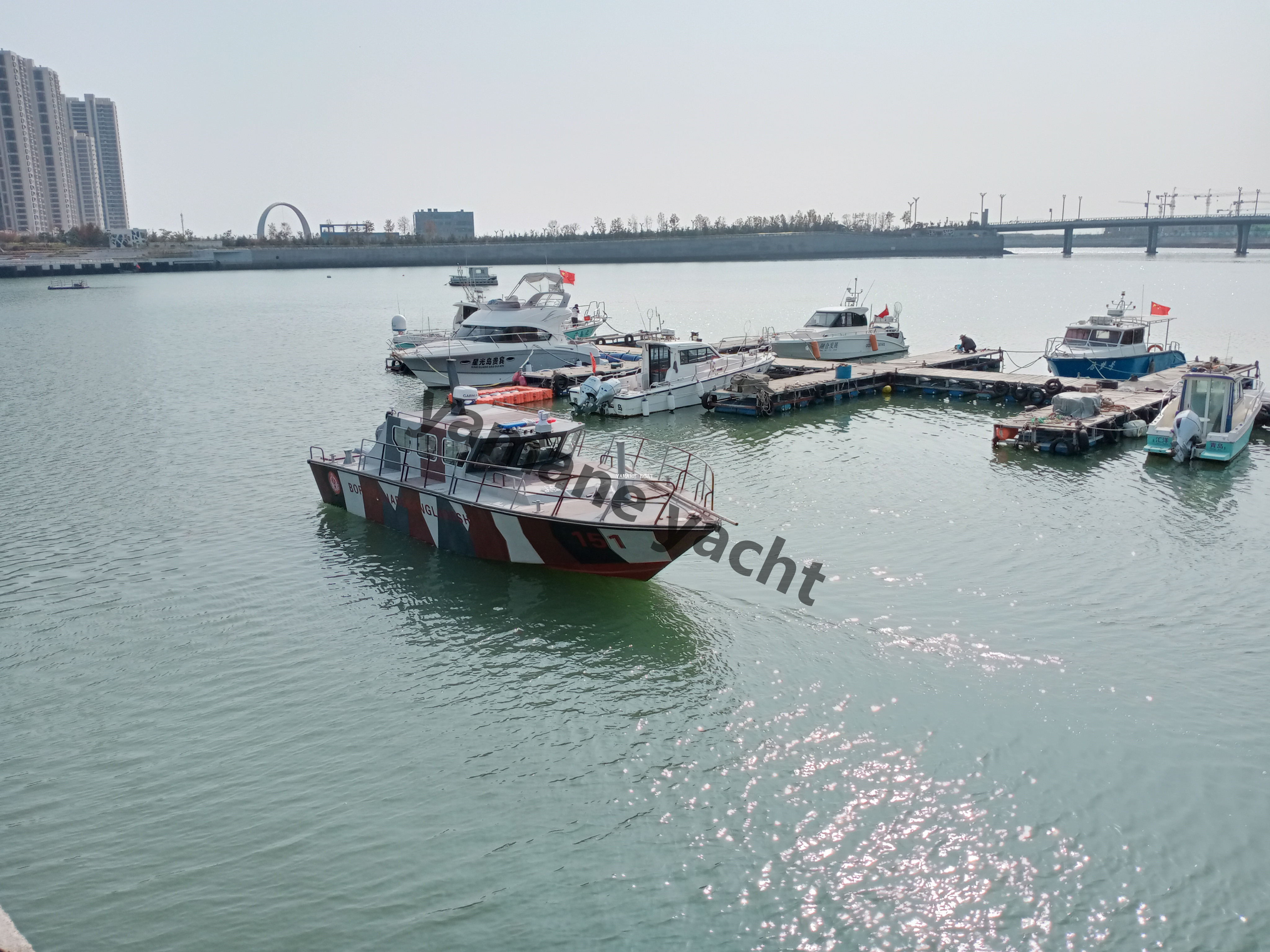 قارب بمقصورة طيار من الألومنيوم مقاس 11.3 مترًا و36 قدمًا 