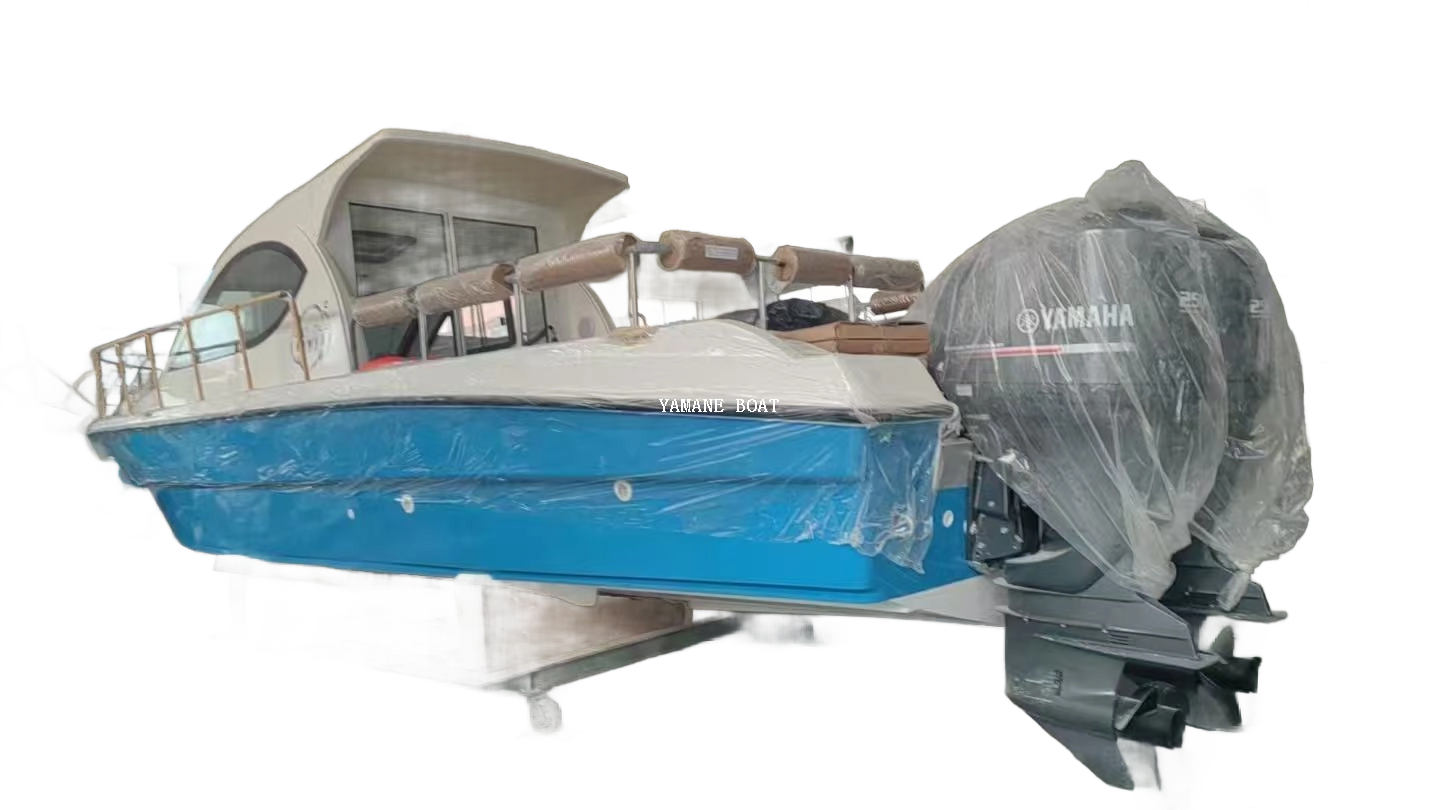 قارب بمقصورة من الألياف الزجاجية بطول 32 قدمًا