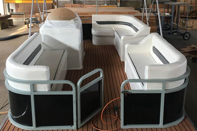 قارب عائم من الألومنيوم